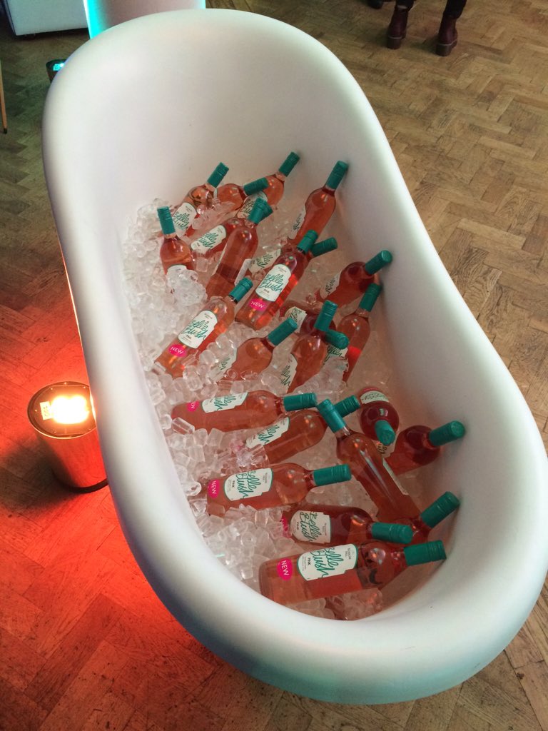 CosmopolitanUK's tweet image. Casual bathtub of wine at the #CosmoBlogAwards - The ONLY way to take a bath if you ask us 💁🏼 #BlossomHillBelleBlush