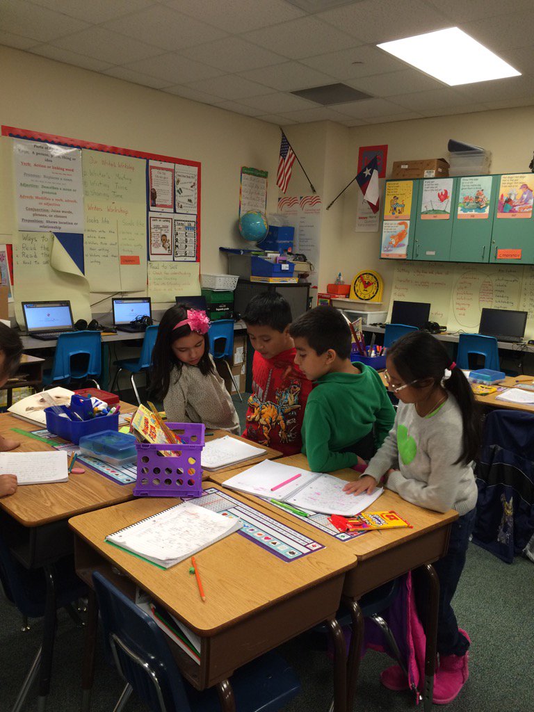 Forman2ndGrade's tweet photo. Mrs. Moreno's class at their Writing Gallery #FormanLearns #formanleaders https://t.co/wdxz6AiGHb