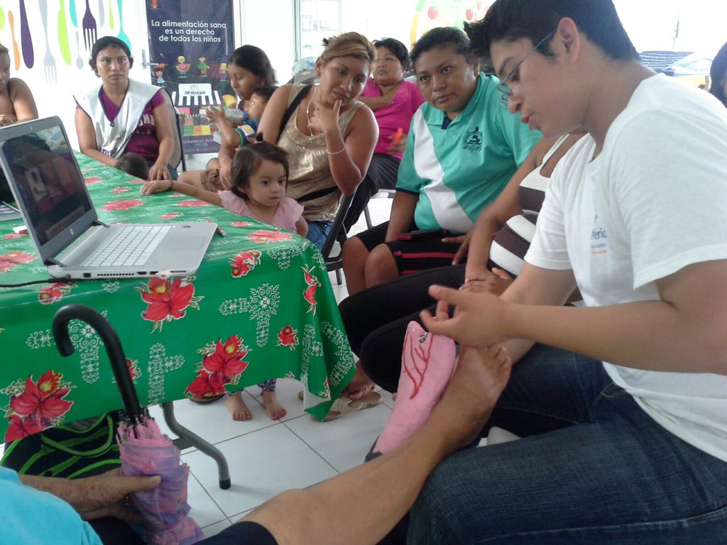 IleFajardoMTO's tweet photo. Taller de cuidado del pie diabético en los Comedores Integrales del @DIF_Merida // #wdd #diabetes #MeridaSaludable https://t.co/mD1j9AHqXz