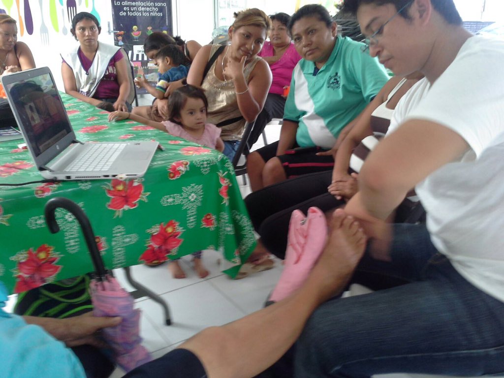IleFajardoMTO's tweet photo. Taller de cuidado del pie diabético en los Comedores Integrales del @DIF_Merida // #wdd #diabetes #MeridaSaludable https://t.co/mD1j9AHqXz