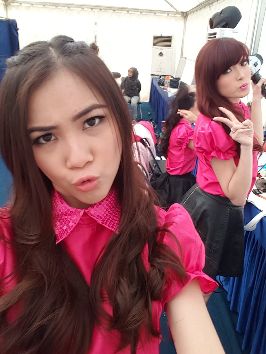 Kerjaan kita d backstage pagi ini keringin baju . hahahaaaa pagiii smuaaa.. #InboxSpesialCherrybelleCariChibi