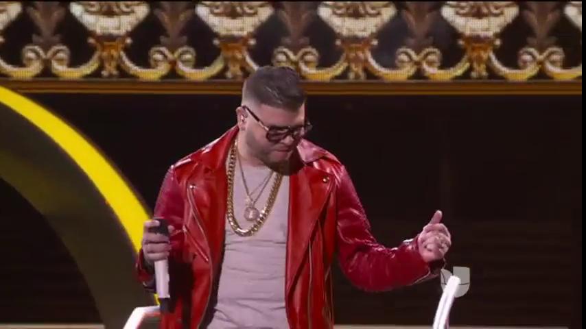 LatinGRAMMYs's tweet image. .@MAJORLAZER @MOMOMOYOUTH @JBALVIN @FarrukoPR en el escenario de la 16a Entrega Anual del #LatinGRAMMY 👏 🎶 🎤