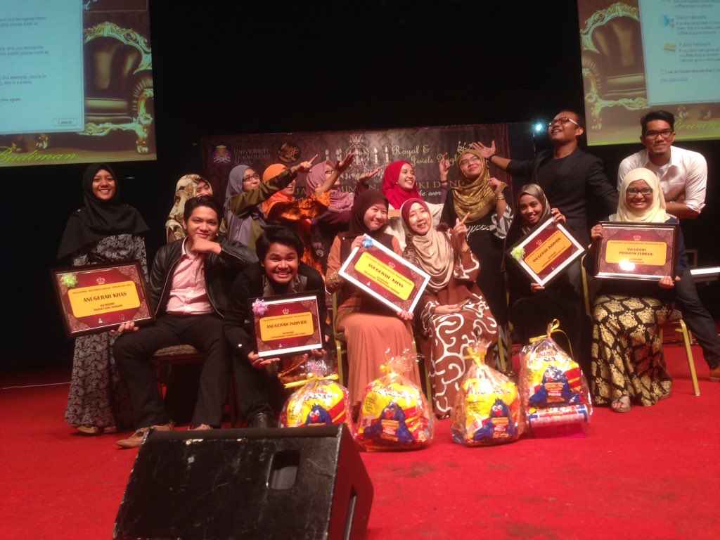 Official_PhySA's tweet photo. Keluarga besar PhySA. admin suka tengok gambar ni. Sekali lagi Tahniah PhySA #PhysicsTrigger #PhySA #fsgpadu #AKP15 https://t.co/PUcyzdhc01