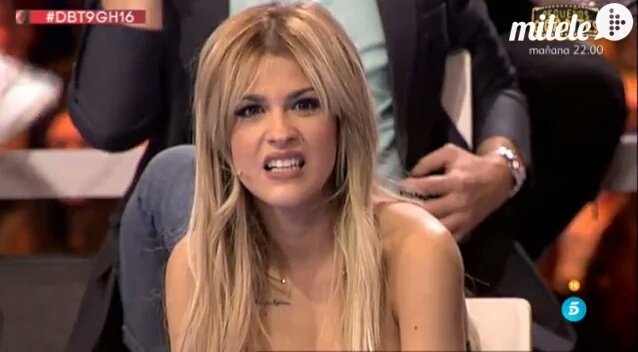 huertapower's tweet photo. Vera mostrando orgulloso fotos de la mexicana: "Esta es mi mujer." #GHDirecto https://t.co/dwR5EWXfz2