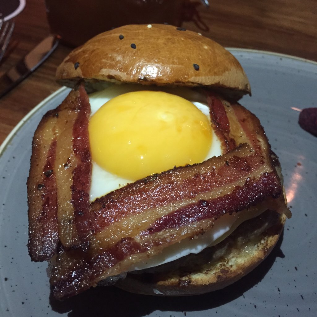 RodrigoDelgado's tweet photo. El #SoyGordo de hoy fueron hamburguesas y deliciosos Parmesan Bites de @ConnorsMex DELICIOSO https://t.co/peFBDj5bpw