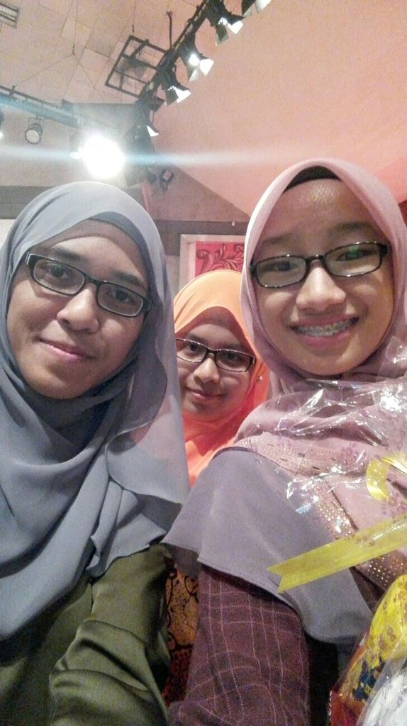 Official_PhySA's tweet photo. Selfie itu wajib!! ☺️☺️ #PhysicsTrigger #PhySA #fsgpadu #AKP15 https://t.co/HTMKFJ1a7n
