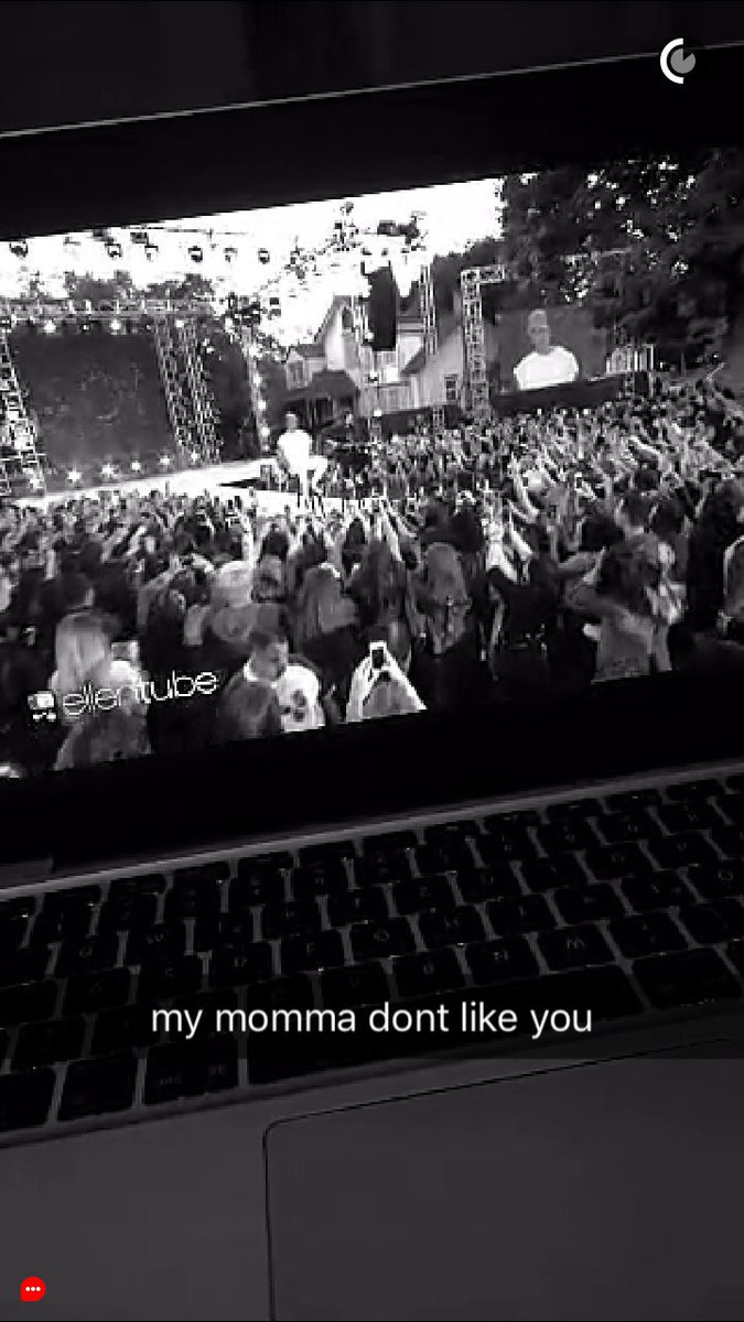 BrooklynFrkz8u's tweet photo. @GeeXrose Wenn Babygurl Videos von BAE snappt 😍😍 #JustinIsBae https://t.co/exTnE89U0v
