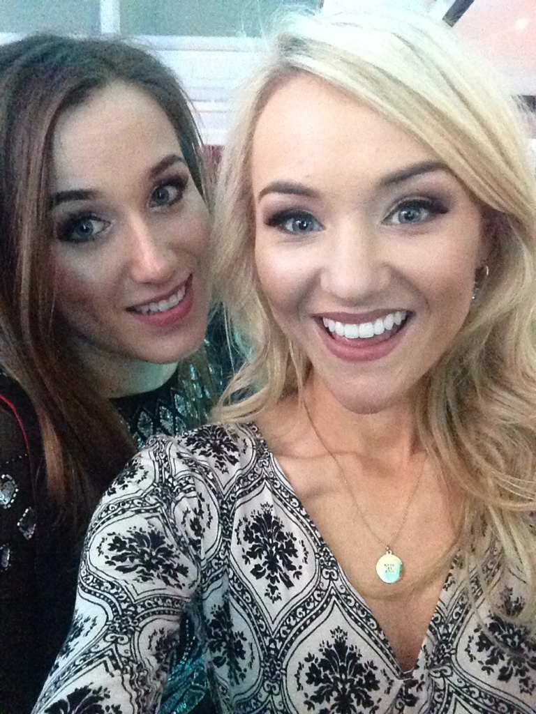 CocoaBrownTan's tweet image. Team #CocoaBrown with Cocoa Brown fan @em_knott at the #CosmoBlogAwards 💕