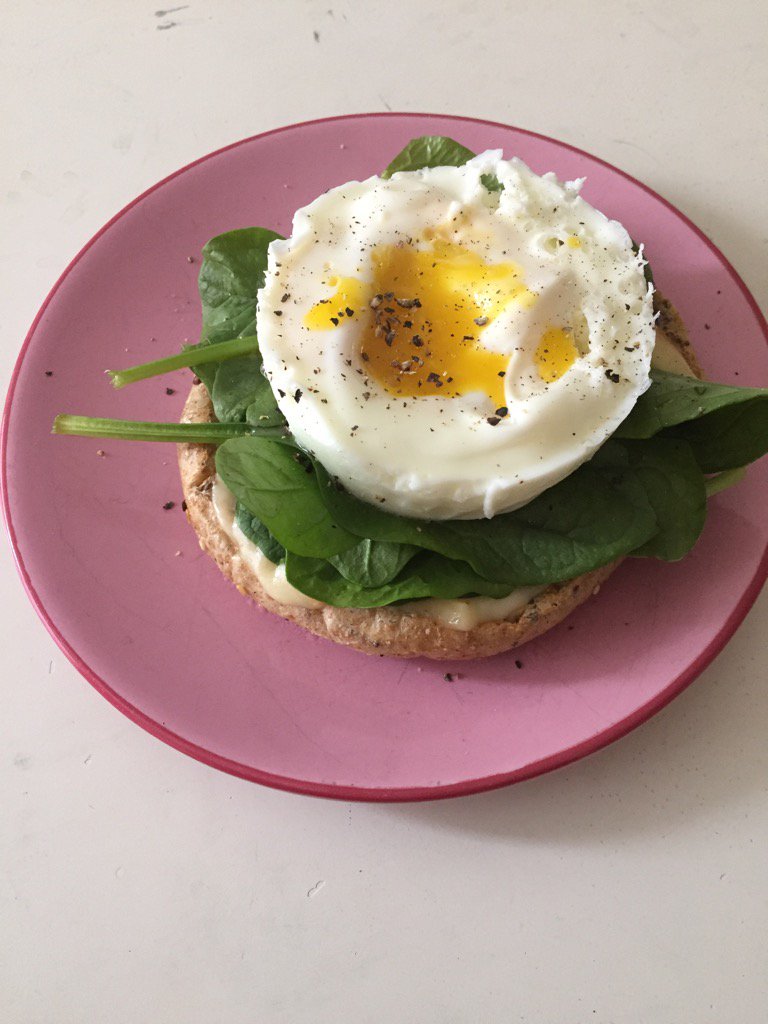 KerrstyFerrwell's tweet photo. Trying to switch it up to get different nutrients in my breakfast like folate and iron! #URWhatUTwEat @UWkatrinaTA https://t.co/HTnyy4CJzB