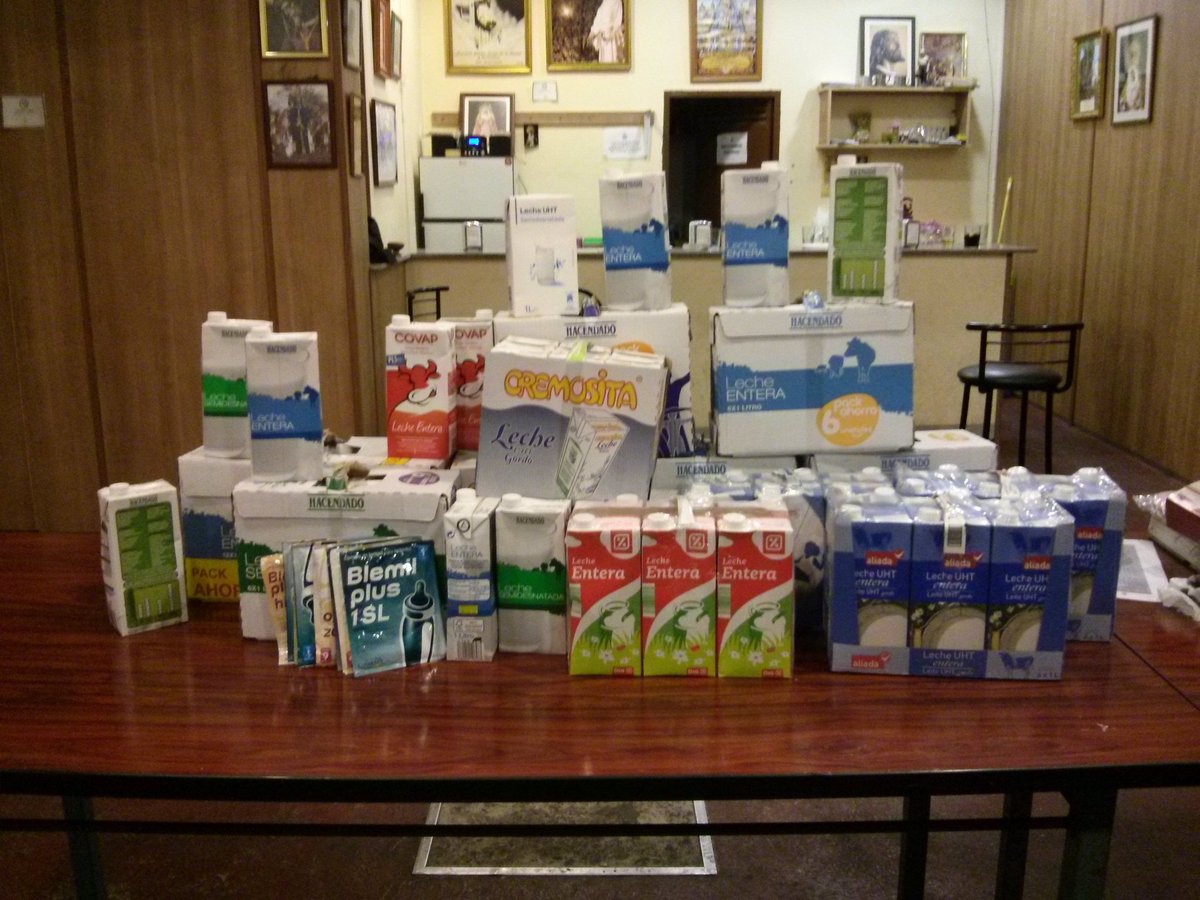 amredensolidari's tweet photo. Ya hemos hecho entrega a la Hdad. del @DNBellavista de todos los litros de leche recogidos durante el mes de octubre https://t.co/U0oVLQCmt7