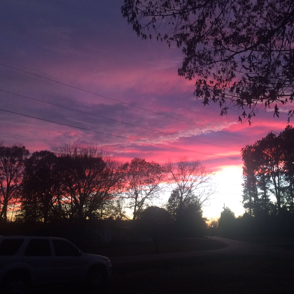 LoftyHitchins's tweet photo. You've got to love this Tennessee weather and sunsets! #sunset #yesterday #feelingood https://t.co/LggftTZA4f