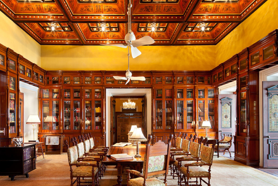 TravelLeisure's tweet photo. Treat yourself, book lovers, to a stay in one of these amazing literary hotels: https://t.co/xuukOJio2u https://t.co/EV049gGaS8