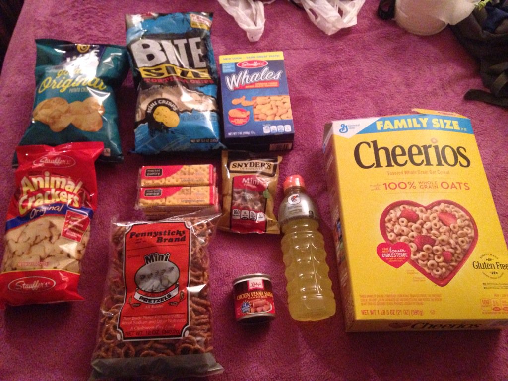 superamy13's tweet image. In case you were wondering, here's what packing for a 50-Miler looks like: #eatallthethings #packallthethings