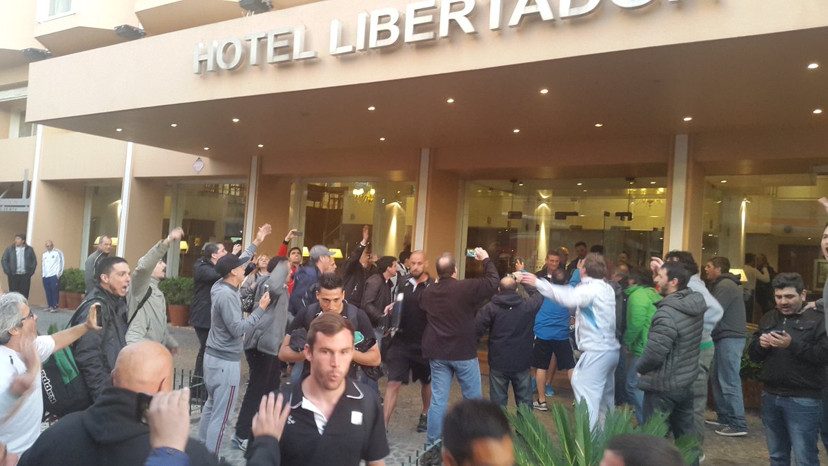 FerroOficial's tweet photo. #Futbol La delegación deja la concentración en el Hotel Libertador, rumbo al estadio de @clubsantamarina . https://t.co/ScDv8C0i0M