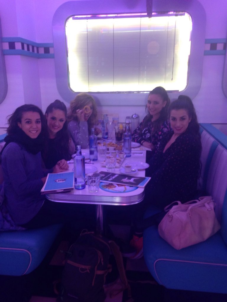 NataliaOficial_'s tweet photo. Después de un día laaaargo de trabajo, apetece un poco de caprichos con mis chicas https://t.co/1ue4J7BOVx