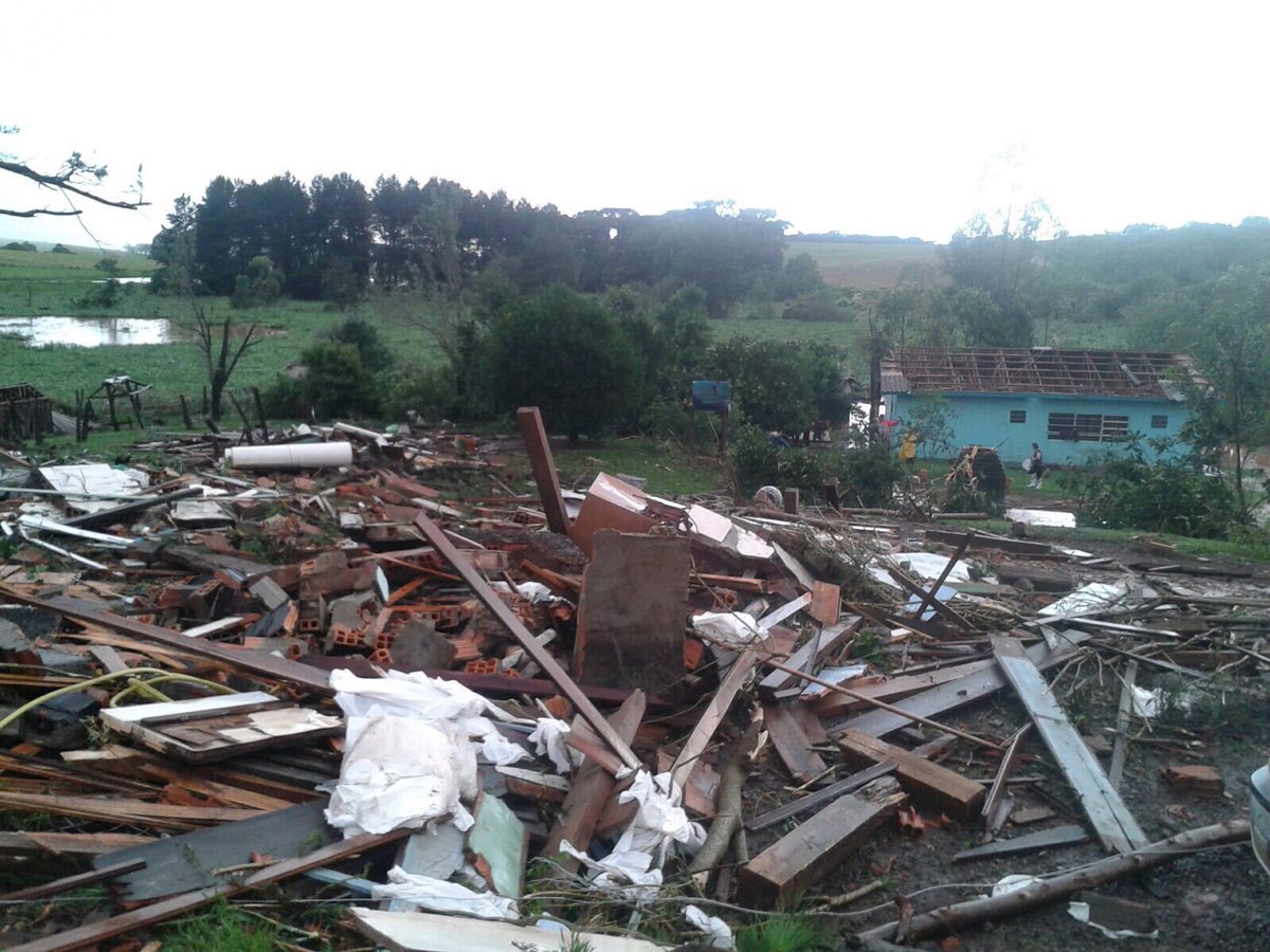 CBNFloripa's tweet photo. Suspeita de tornado em Chapecó. Duas casas foram destruídas e outras destelhadas. Há feridos, já em hospital. https://t.co/k9LJBxyoLi