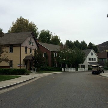 Me exploring the @WarnerBrosEnt backlot fake houses.... https://t.co/jWvANrI8MN