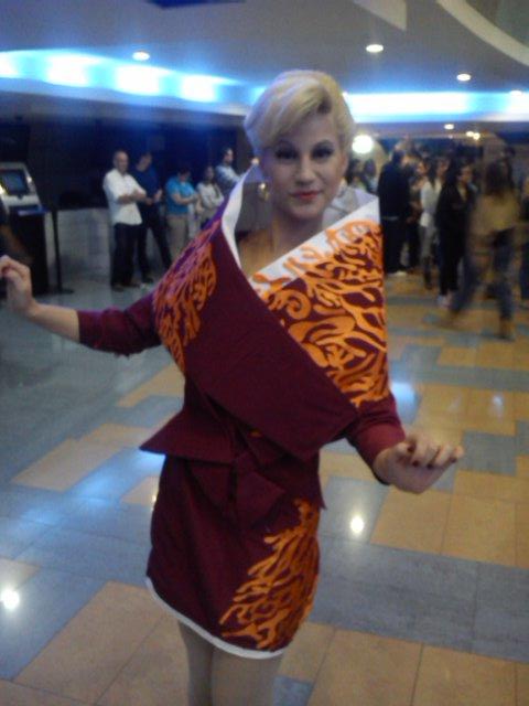 ModoGeeks's tweet photo. Effy Trinket, derrochando estilo con la última moda del Capitolio en la premiere de #SinsajoElFinal #ModoTributo https://t.co/mUCgopwKsE