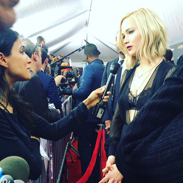 Jennifer Lawrence ayer en la Premiere de Sinsajo: Parte 2 en Nueva York siendo entrevistada #FactsJLawrence 2/2