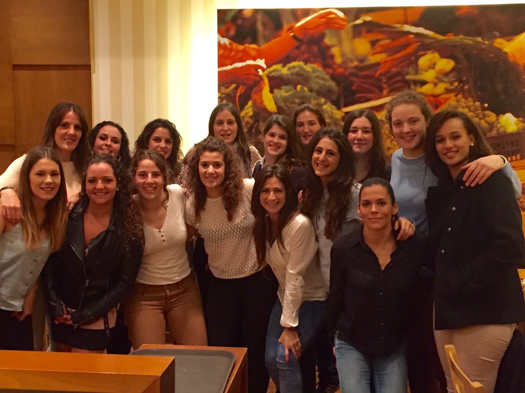 ClebaLeonBm's tweet photo. Gracias a @HOSTELEON por dejarnos compartir en @ginosleon la cena de Navidad. Gran menú, gran velada #leonesp https://t.co/lduxZifUz8