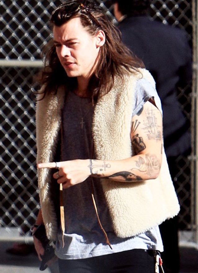 1DNowUpdates_'s tweet photo. Harry arriving at the Jimmy Kimmel Show ! #StreamMITAMonSpotify #MTVStars One Direction https://t.co/vu8qjN71jG