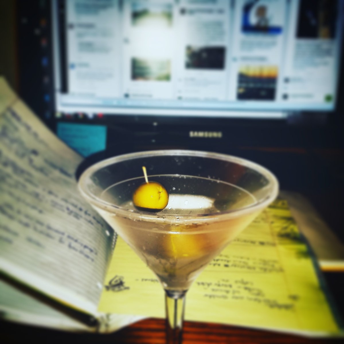 BinaSoley's tweet photo. #happinessIs #SlightlyDirtyMartini #twoOlives after a long, productive day. #HunnyNMe 💕💕💕#cheers #tgit https://t.co/BL8PIMXdVe