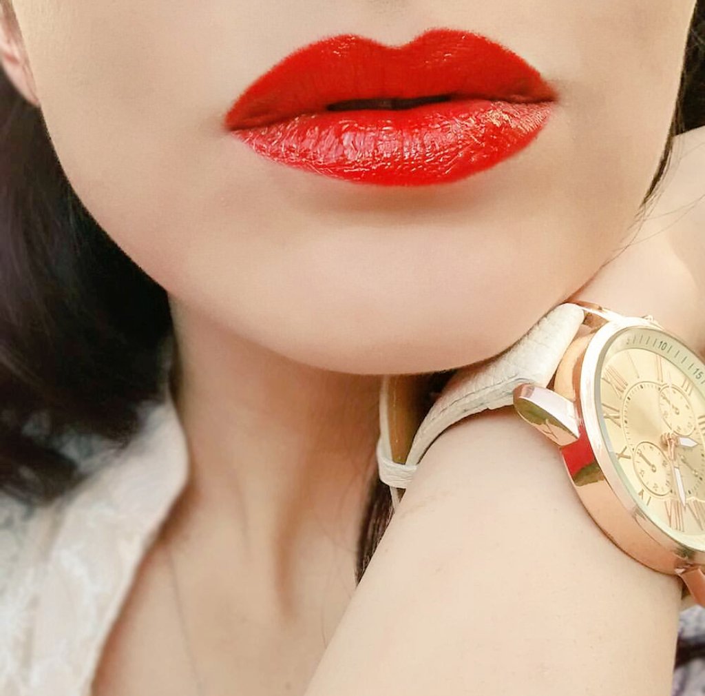 This red lip is bound to attract some attention... glō minerals Jetset Cream Glaze Crayon 💄❤💋 #glominerals #glo