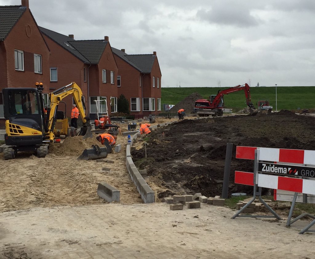 Aanleg Sleedoornpage in de Erflanden. 
Blijde gezichten bij de bewoners, nu toch een echte straat. Dankbare klus.