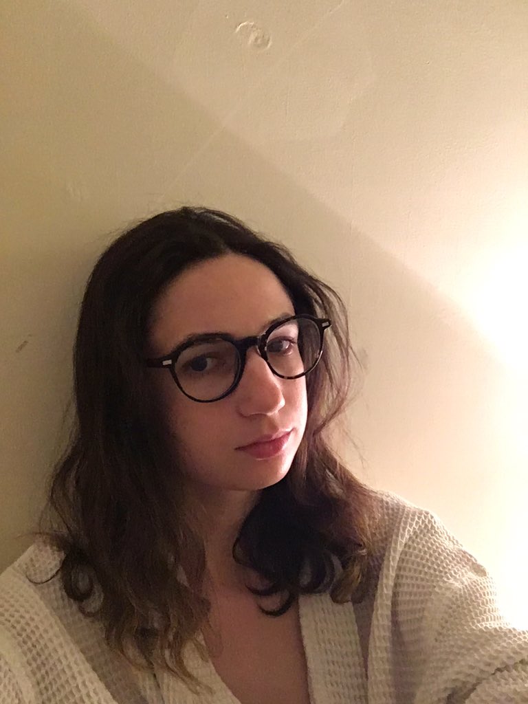 Eve Peyser On Twitter Aliciaeler Is Glasses With Curly Hair