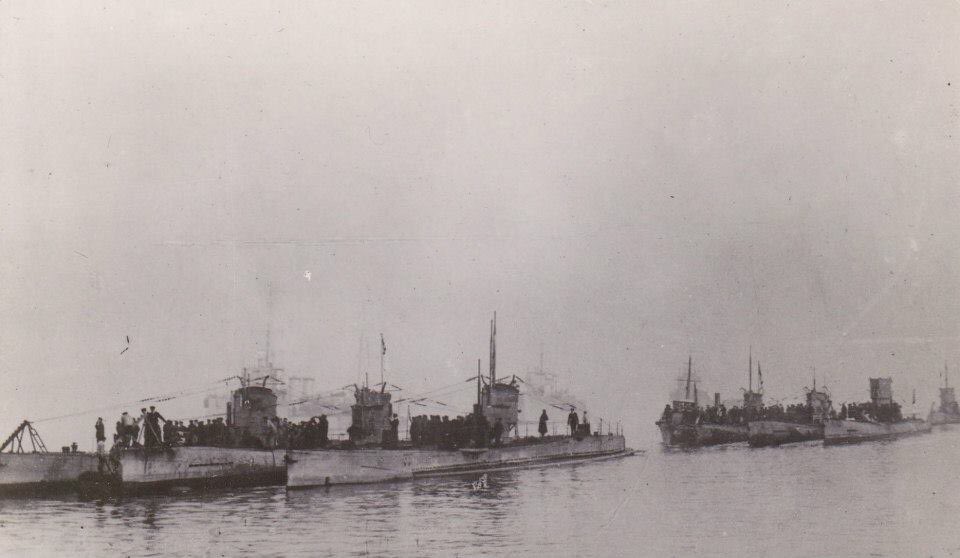 HarwichDov's tweet image. On this day 1918.
German U Boats surrender in Harwich harbour.