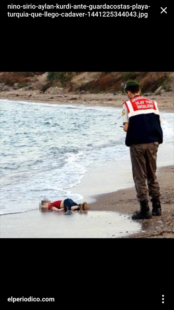 nazamottola4's tweet photo. Qué tal si cambiamos la bandera francesa por la de La Paz , en Siria también hay inocentes no lo olvides https://t.co/b8F0JeiWpd