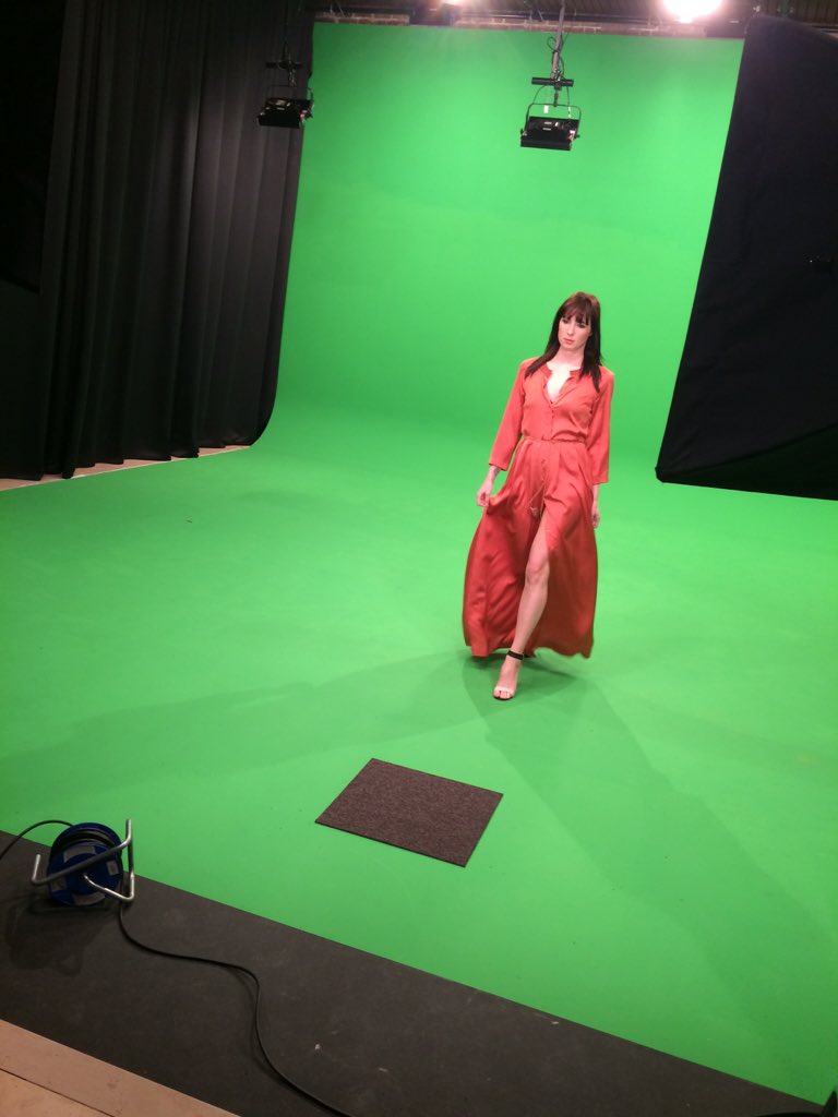 Bedrijfstrailer's tweet photo. Tijd voor wat prachtigs op onze greenscreen catwalk! #productpresentatie #studio #webshop #promo #modellife #model https://t.co/6yXFYy8zk3