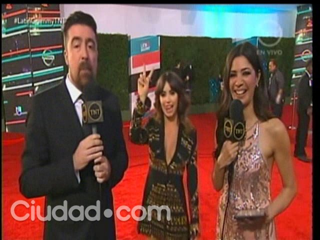 ciudad_magazine's tweet photo. ¡GENIA! Los gestos de Lali Espósito a sus fans en la transmisión de #LatinGrammyTNT. ¡RT si te da orgullo tu ídola! https://t.co/FiSKWl02N8