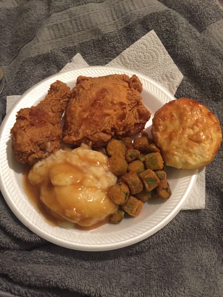 macmeupthebrand's tweet photo. Bruhhhhhhh 😩😍🙌🏽 when you eating in the bed &amp; don't want to mess up your comforter set 😂😌 https://t.co/yhHsYwbwJs