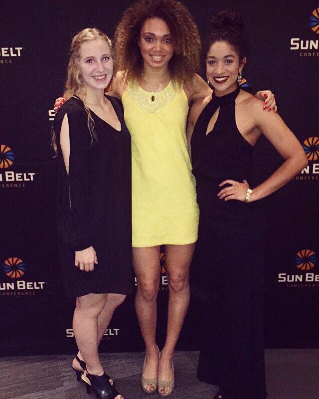 _Marisahhh's tweet image. NCAA Sun Belt Volleyball Banquet💙 #boothangs