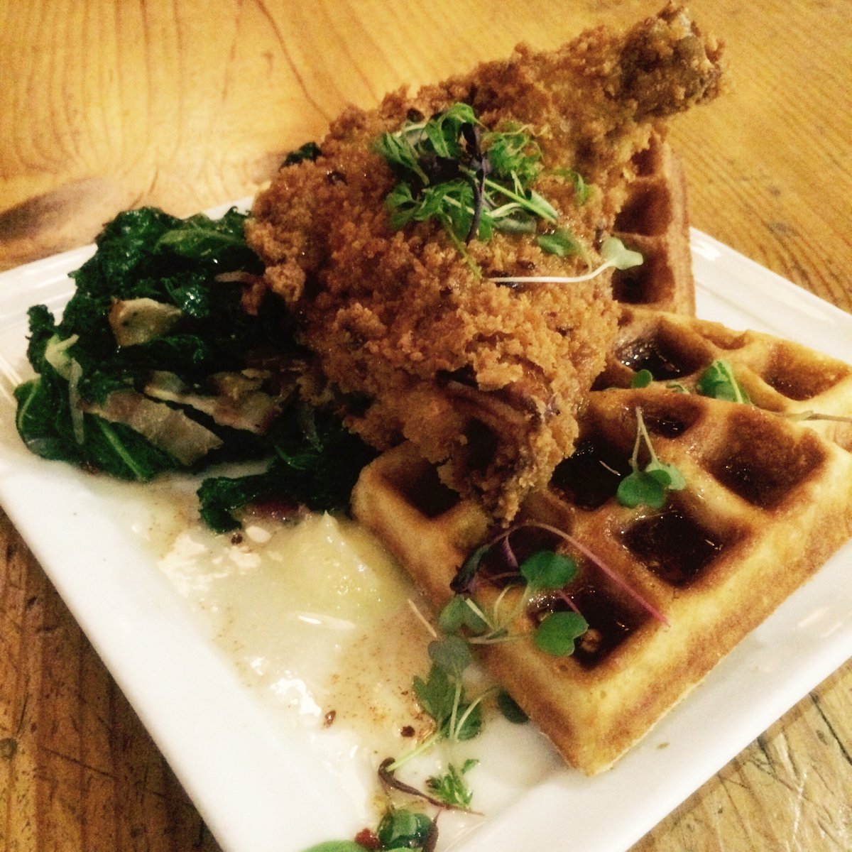 berlinLB's tweet photo. {Fried Chicken ‘n beer batter Waffles} with braised kale &amp; bacon 🍖🍞 SEE YOU SOON! https://t.co/12T7IR96nd