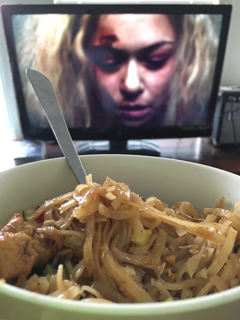 CloneClubAUS's tweet photo. The @supergirlcbs writers definitely know what makes a good marathon. @OrphanBlack #TofuPadThai #SoMuchYes https://t.co/VxOGXOPcRX