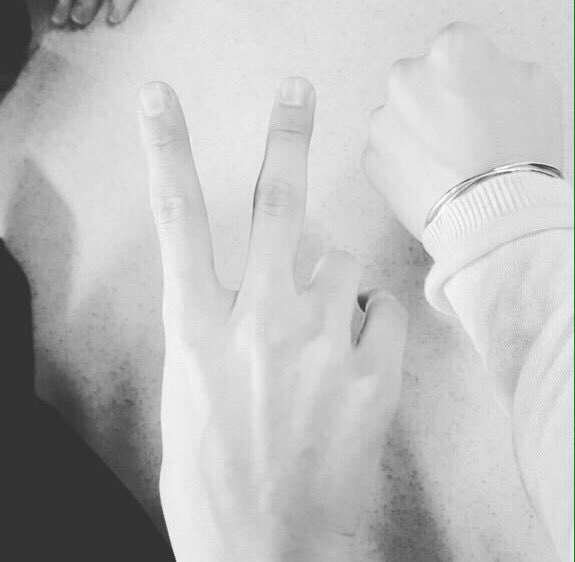 TransforiKON's tweet photo. [TRANS] wacoog_: ดงกู นายกำลังทำมือ OK ใช่ไหม (ดงกู=ดงฮยอก) ©MyomiKZ (รูปนี้ลบไปแล้ว) https://t.co/nDNuGZ9dUg