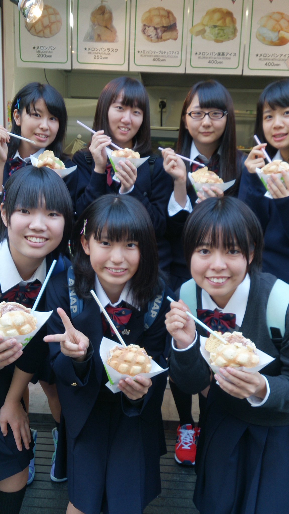 修学旅行　女子高生 朝から元気いっっぱいの女子高生達がﾒﾛﾝﾊﾟﾝｱｲｽ目指してやってきてくれました！山形から修学旅行で来てるみたいでこれから沢山大阪満喫するみたいです☆楽しんで帰ってね～＼(^o^)／  #ｱﾒ村 #ﾒﾛﾝﾊﾟﾝｱｲｽ #修学旅行 https://t.co ...