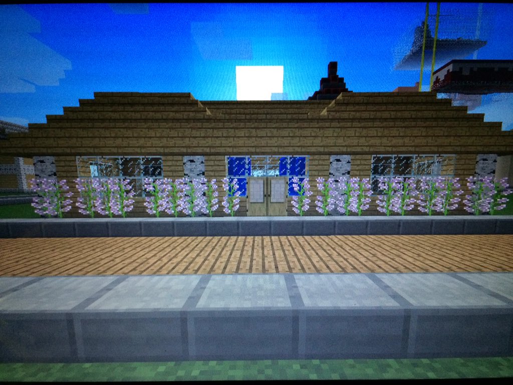 soybotquinn's tweet photo. @Sqaishey I made this house on Quacktopia https://t.co/aY4nR3wWjK