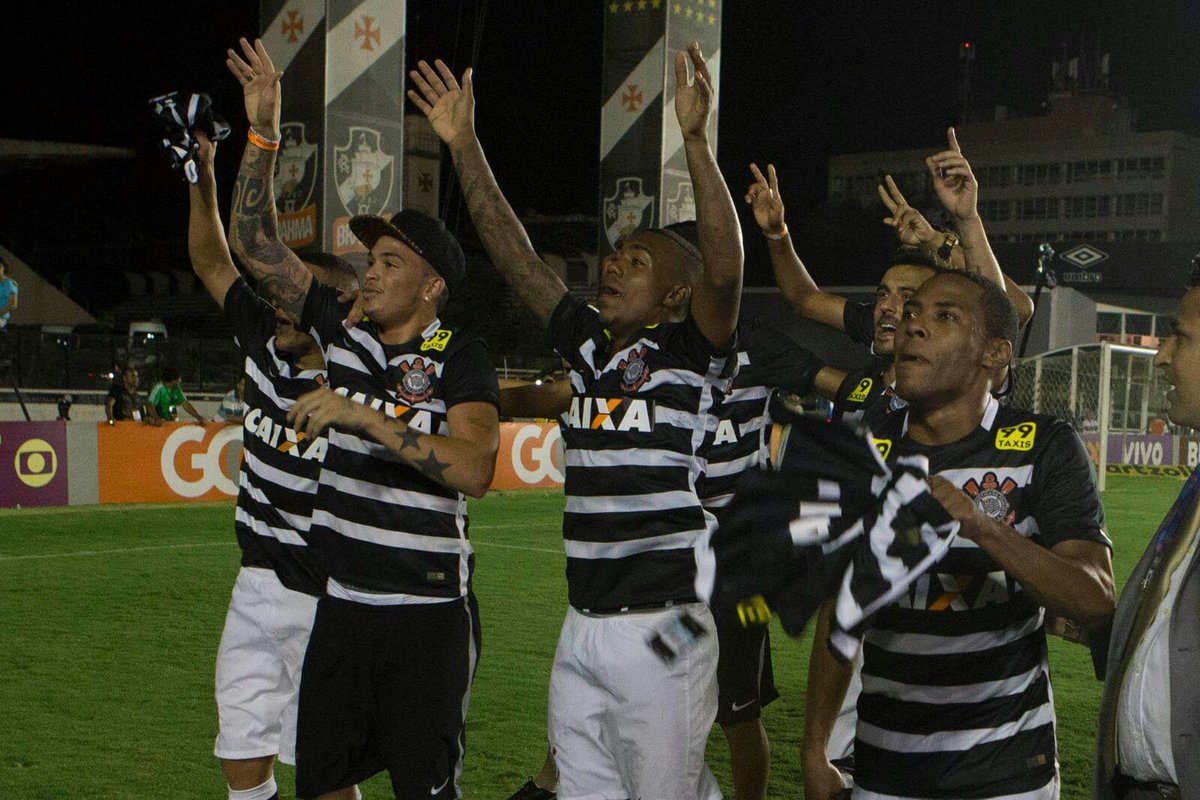 Corinthians's tweet photo. Jogadores do #Timão comemorando o título com a #Fiel no gramado de São Januário. #HexaNaFavela https://t.co/aK2xw0n6UM