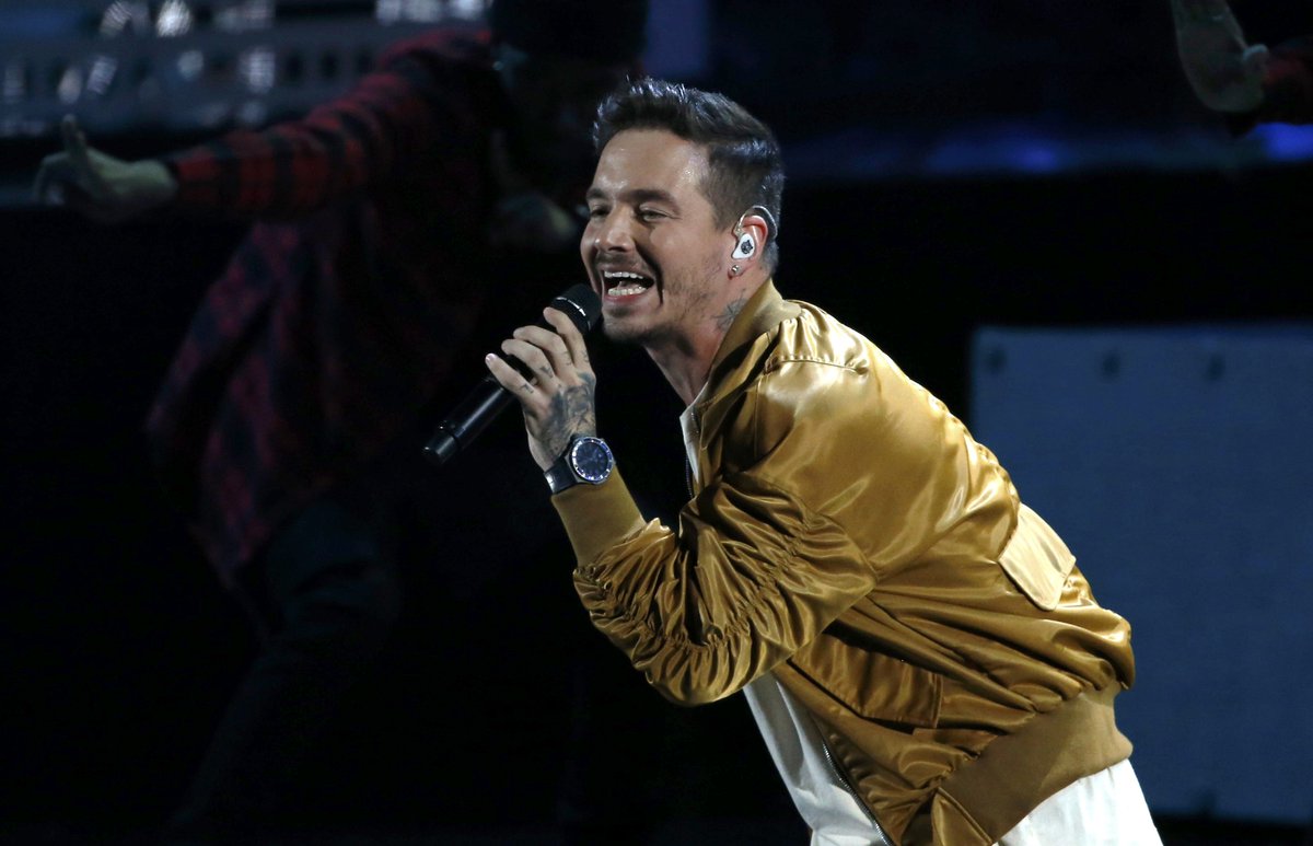 ELTIEMPO's tweet photo. . @JBALVIN se quedó con el #LatinGRAMMY de 'Mejor canción urbana' ¡Felicitaciones! #GRAMMYsEnCity https://t.co/q2eL9zEkiE