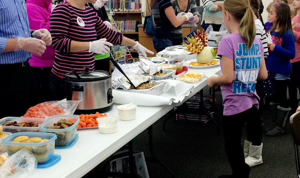 aliciaduell's tweet photo. Got to see a pretty cool Thanksgiving feast today @Hammerschmidt44. So much to be thankful for #WeAre44 https://t.co/BCkv3zseC0