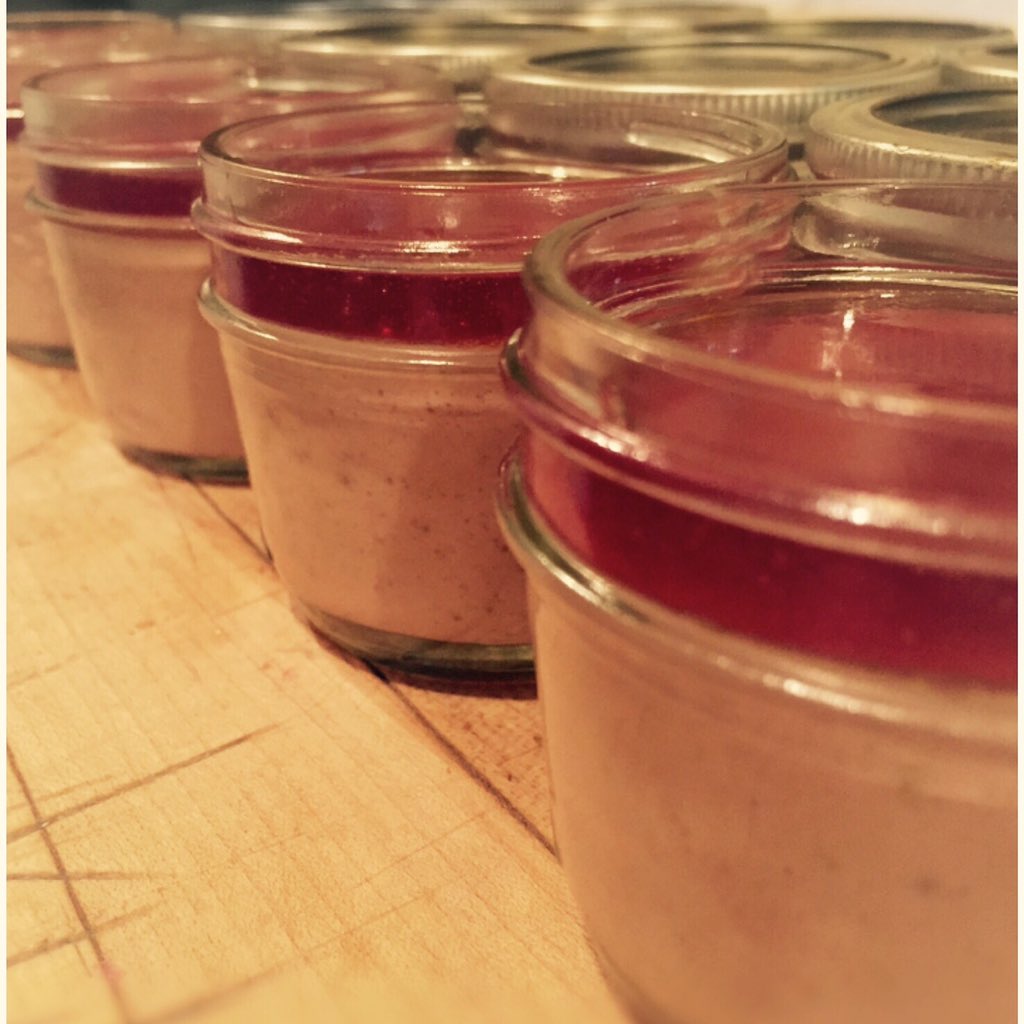 Mousse de foie de volaille et gelée de pomme! <a href="/lasalleamanger/">La Salle à Manger</a> #lasalleamanger #montreal #delicious #apple