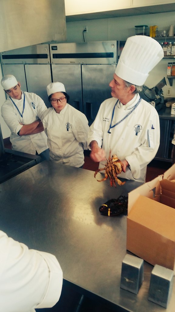 RFDilla07's tweet photo. Chef Larry going over the anatomy of the sacrificial crustaceans. Lol #LCBSF https://t.co/Ck0kXmyup5