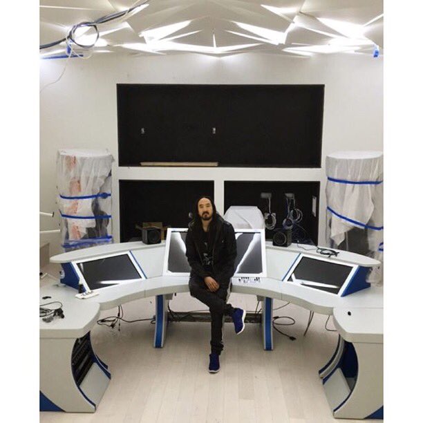 Welcome to the #neonfuture space station. Our laboratory is still under construction but almost ready for liftoff. https://t.co/RGi3dZpHfL