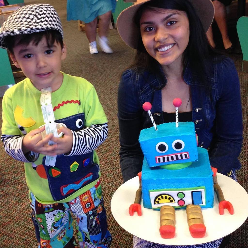 Otherbots's tweet image. My loves 😍 David&apos;s 5th birthday !  #robotcake #robotoutfit #robot by hernandez3417