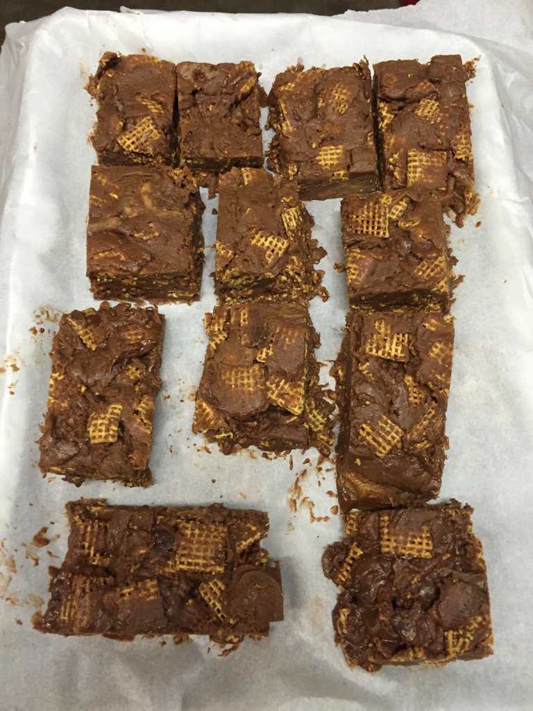 Richard_S04's tweet photo. Get ready for Chex scotcharoos! They're gluten free! $1 #DoItForDoernbecher #BowmenPageant https://t.co/AIQaKm8CpX
