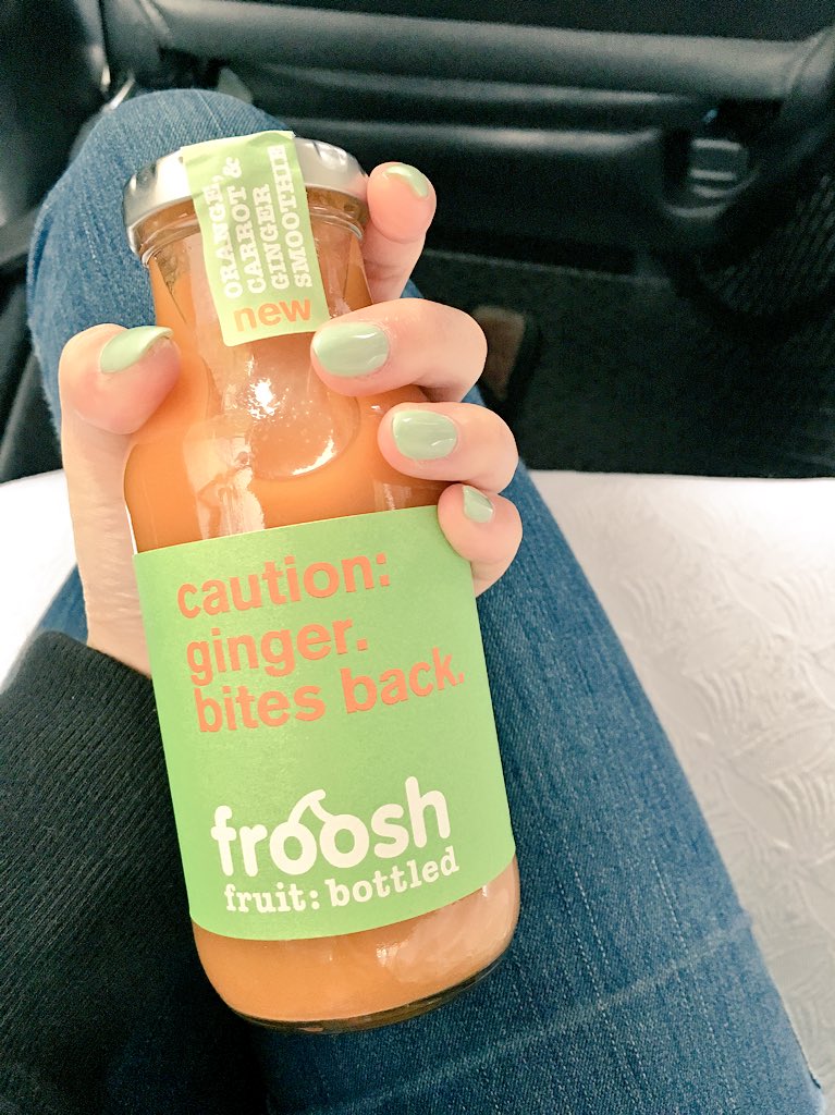 YUA_official's tweet image. 今日寒いな〜
薄着で来てしまった💦

今から移動してグッズの打ち合わせへ！
お腹すいたー💦

けど今日は夜イタリアンだからお昼はコレ↓

#froosh #fruit #にんじん #生姜