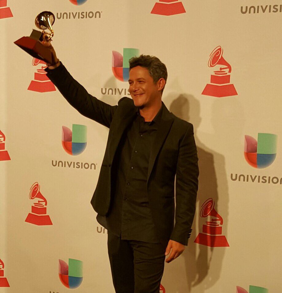 AlejandroSanz's tweet photo. Gracias a todos, nominados, fans, RLM, universal, la academia...#LatinGRAMMY https://t.co/WIB58gdRZL